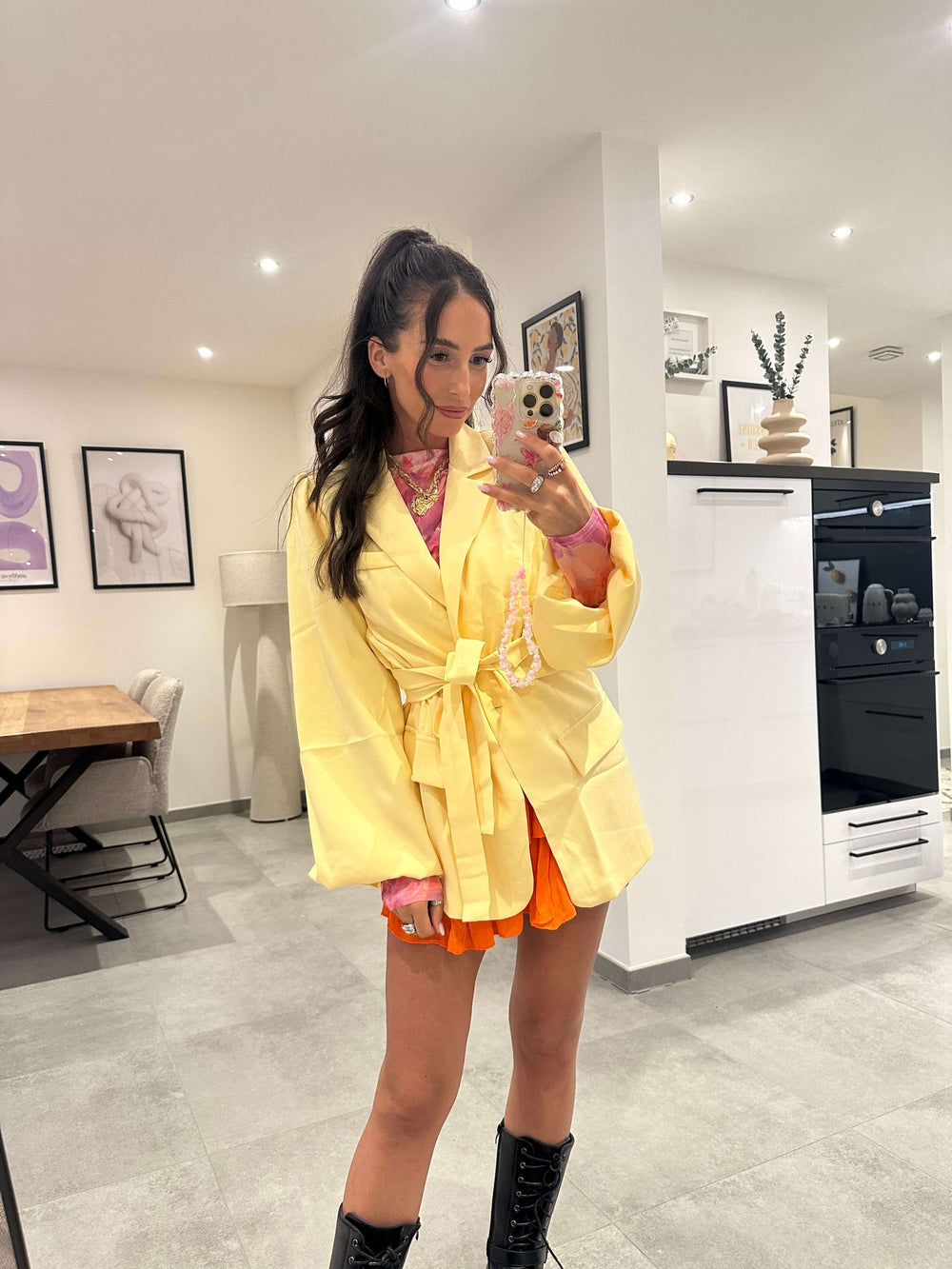 Frau trägt gelben Oversized-Blazer mit Bindegürtel – kombiniert mit Sommer-Outfit
