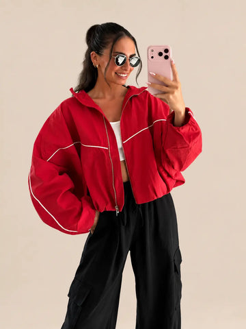 Giubbotto oversize donna in rosso con profili a contrasto, indossato con pantaloni neri | Lisa’s Boutique