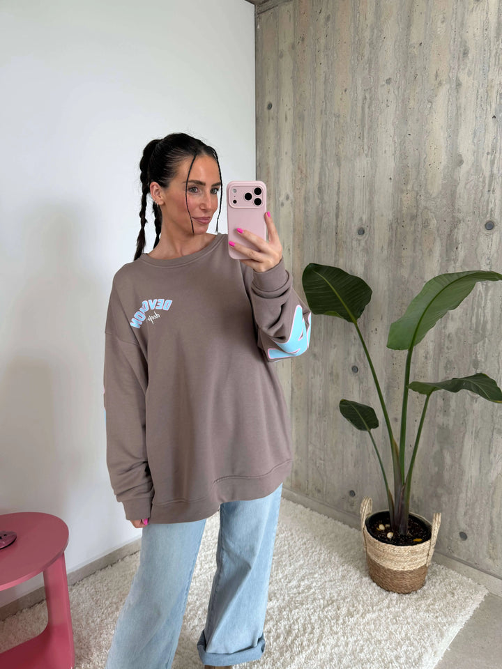 Oversized Sweatshirt „Devotion“ – Taupe – am Model | Lisa’s Boutique