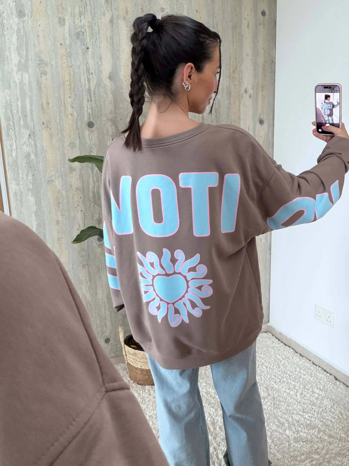 Oversized Sweatshirt „Devotion“ – Taupe – am Model | Lisa’s Boutique
