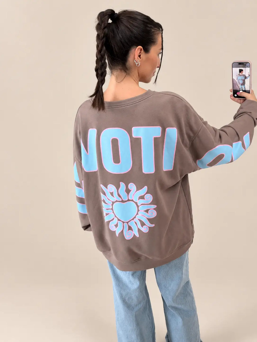 Women’s oversized sweatshirt in Taupe, Front view | Lisa’s Boutique