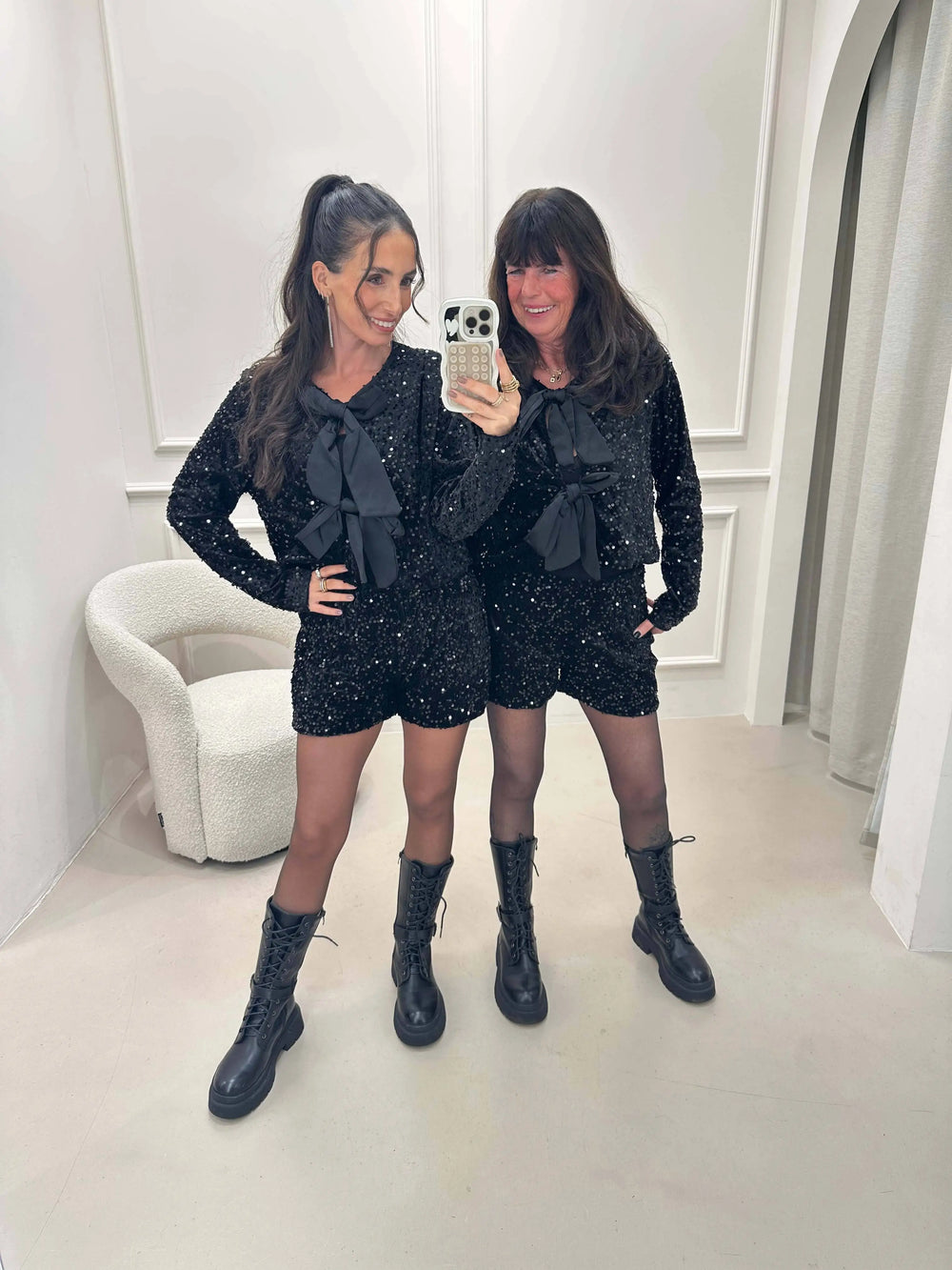 Pailletten Bluse mit Schleifen Schwarz – am Model | Lisa’s Boutique
