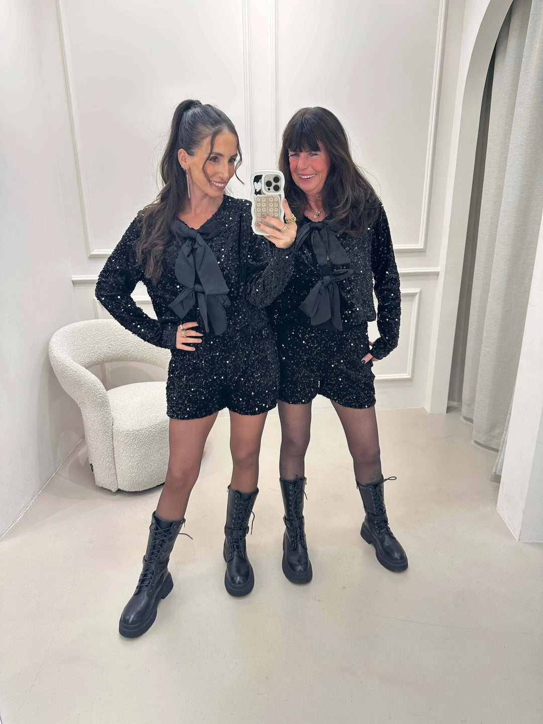 Pailletten Bluse mit Schleifen Schwarz – am Model | Lisa’s Boutique