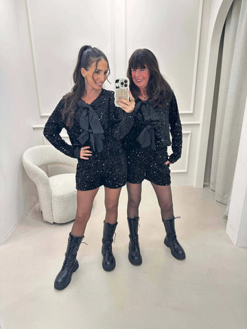 Camicetta con paillettes e fiocchi donna nera, selfie allo specchio in due con shorts e stivali | Lisa’s Boutique