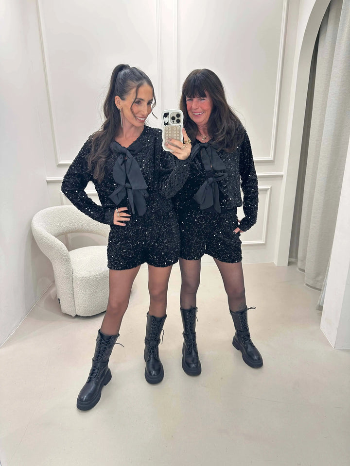 Pailletten Bluse mit Schleifen Schwarz – am Model | Lisa’s Boutique