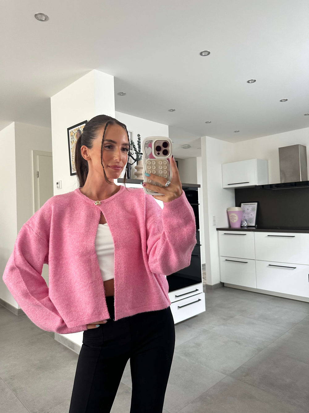 Model Lisa trägt pinke Kurzjacke mit Knopfverschluss – lisas-boutique.de