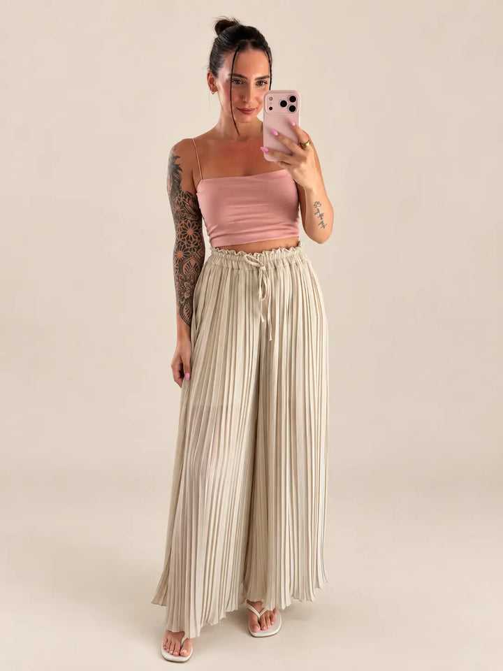Women’s pleated trousers in Beige with a flowing cut | Lisa’s Boutique