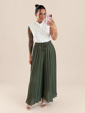 Pantalones plisados mujer en caqui, vista frontal | Lisa’s Boutique
