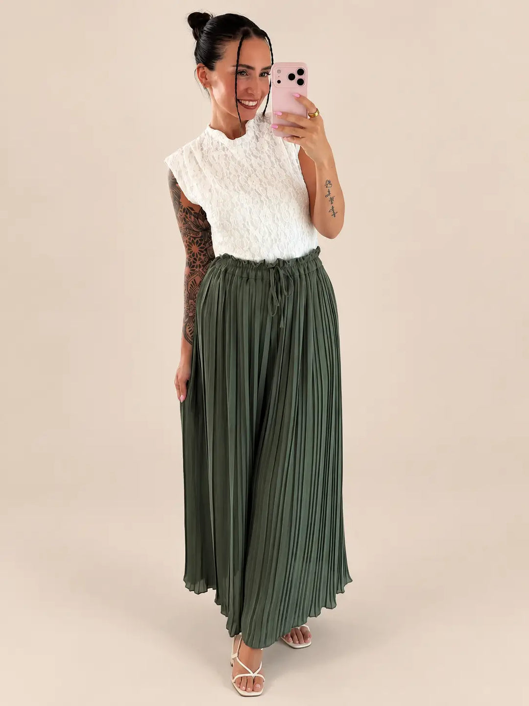 Pantalones plisados mujer en caqui, vista de detalle | Lisa’s Boutique