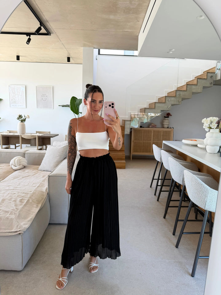 Pleated Trousers – Black – on a model | Lisa’s Boutique