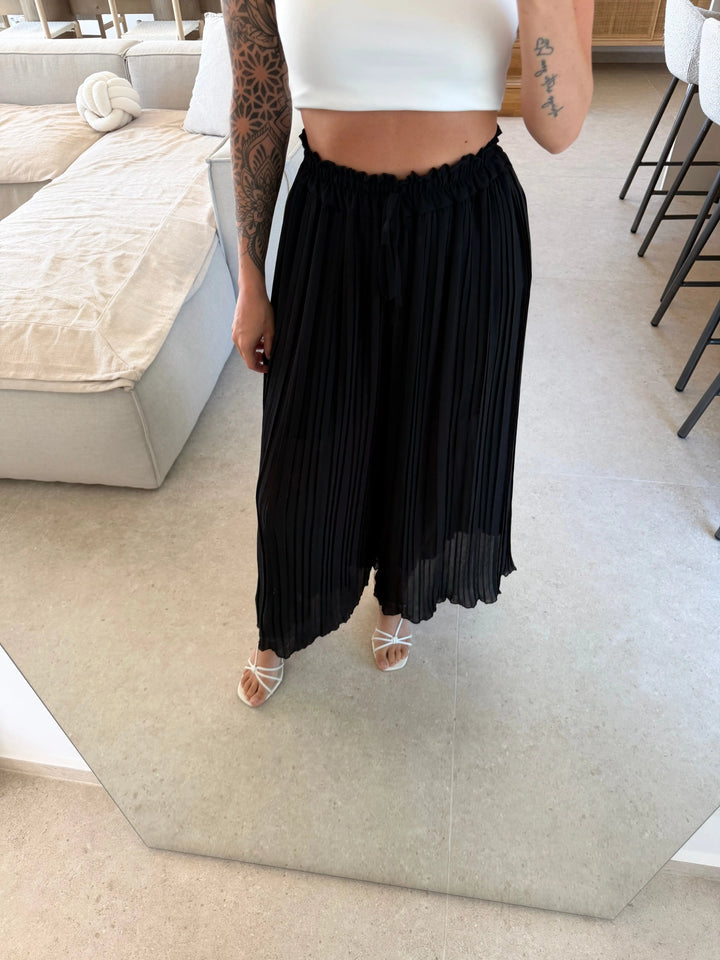 Pleated Trousers – Black – close-up on a model | Lisa’s Boutique