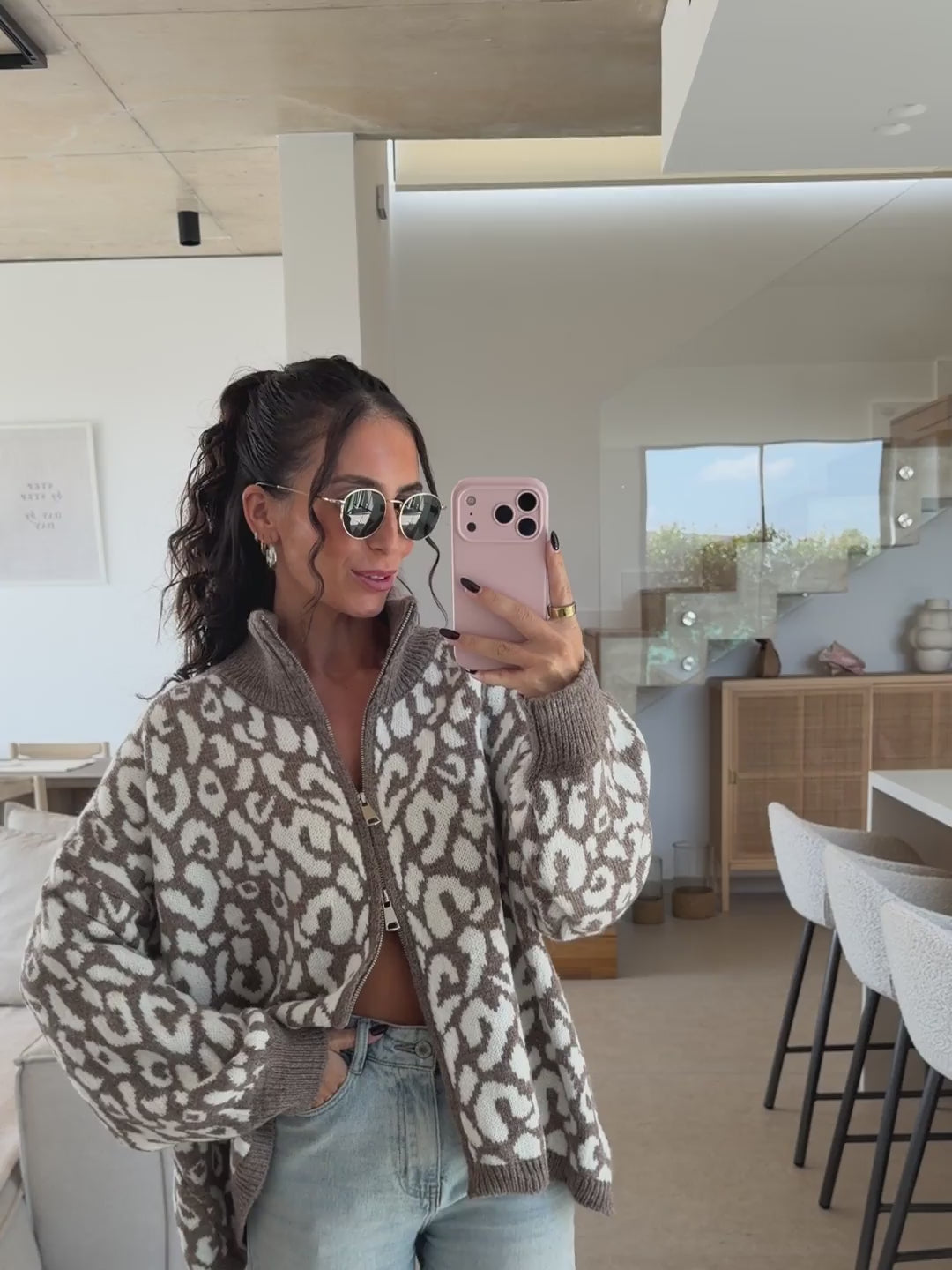 Strickjacke mit Leopardenmuster in Taupe im Gesamtlook | Lisa’s Boutique