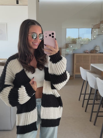 Gestreifter Strick Cardigan Damen in Schwarz/Weiß im Gesamtlook | Lisa’s Boutique