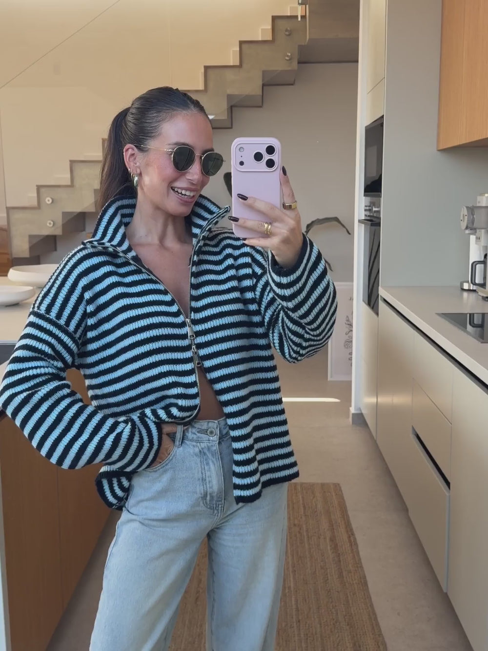 Gestreifter Cardigan in Blau am Model getragen | Lisa’s Boutique