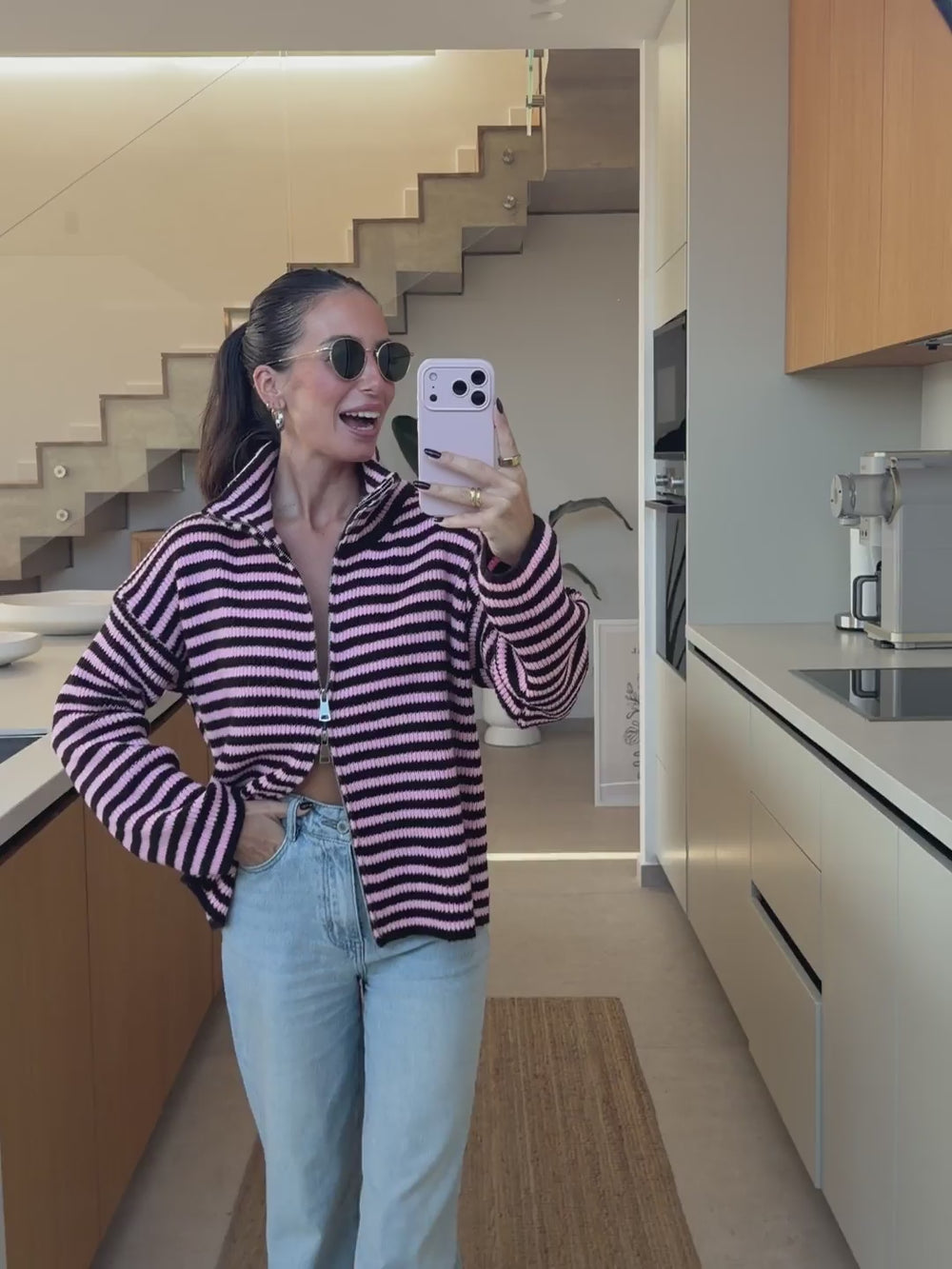 Gestreifter Cardigan in Rosé und Braun am Model getragen | Lisa’s Boutique