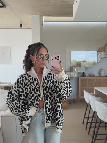 Strickjacke mit Leopardenmuster in Creme im Gesamtlook | Lisa’s Boutique