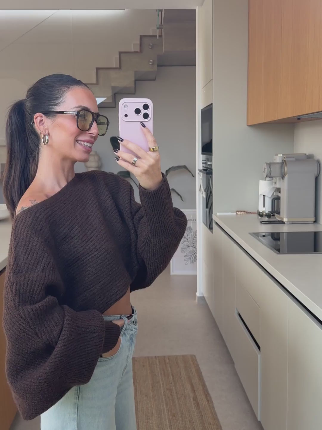 Rippstrick Pullover Damen in Braun mit Off Shoulder Ausschnitt, Video am Model | Lisa’s Boutique