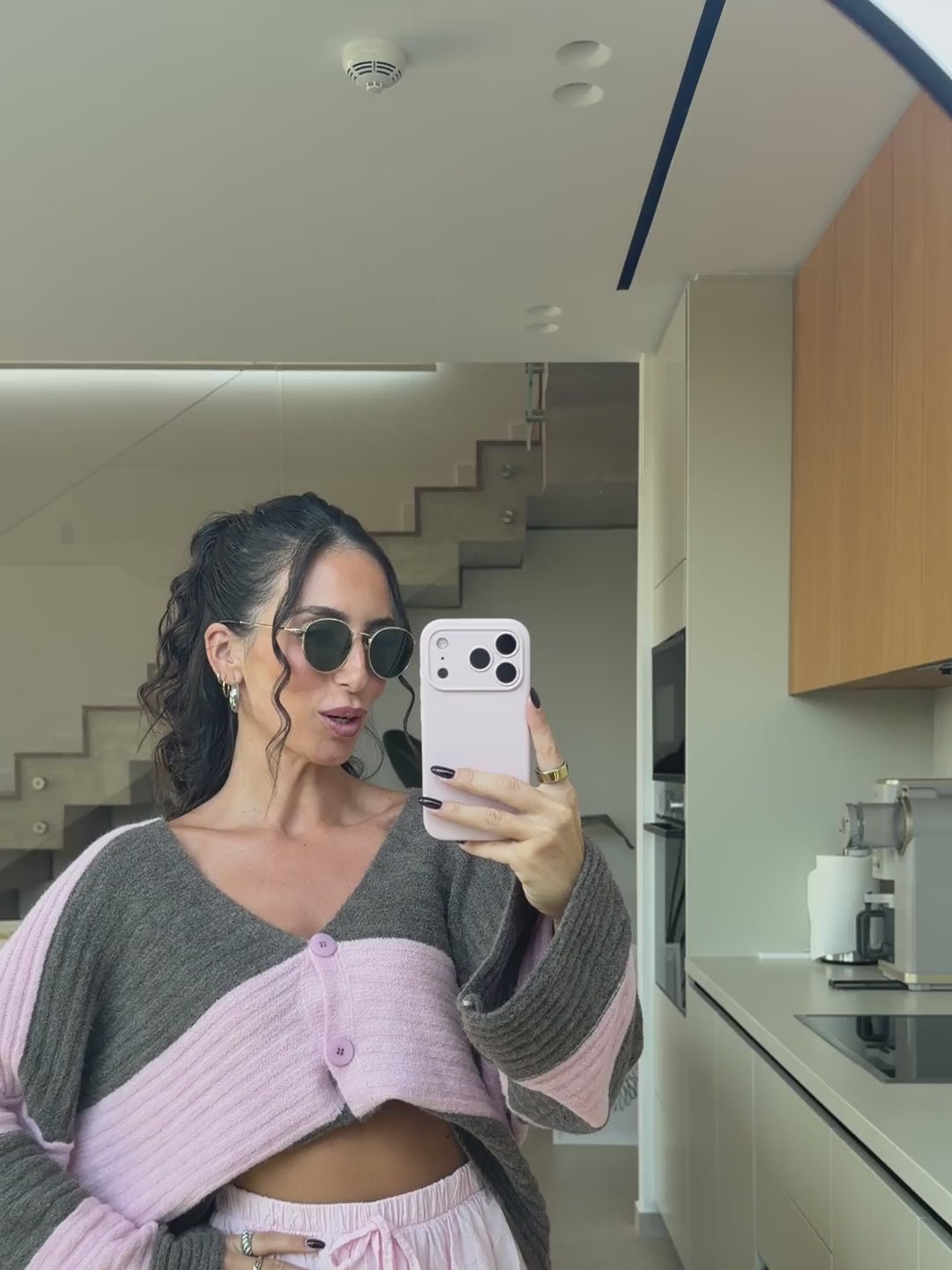 Gestreifter Cardigan in Grau und Rosé im Gesamtlook | Lisa’s Boutique