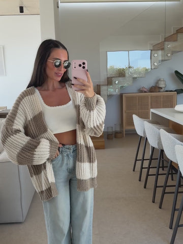 Gestreifter Strick Cardigan Damen in Beige/Weiß im Gesamtlook | Lisa’s Boutique