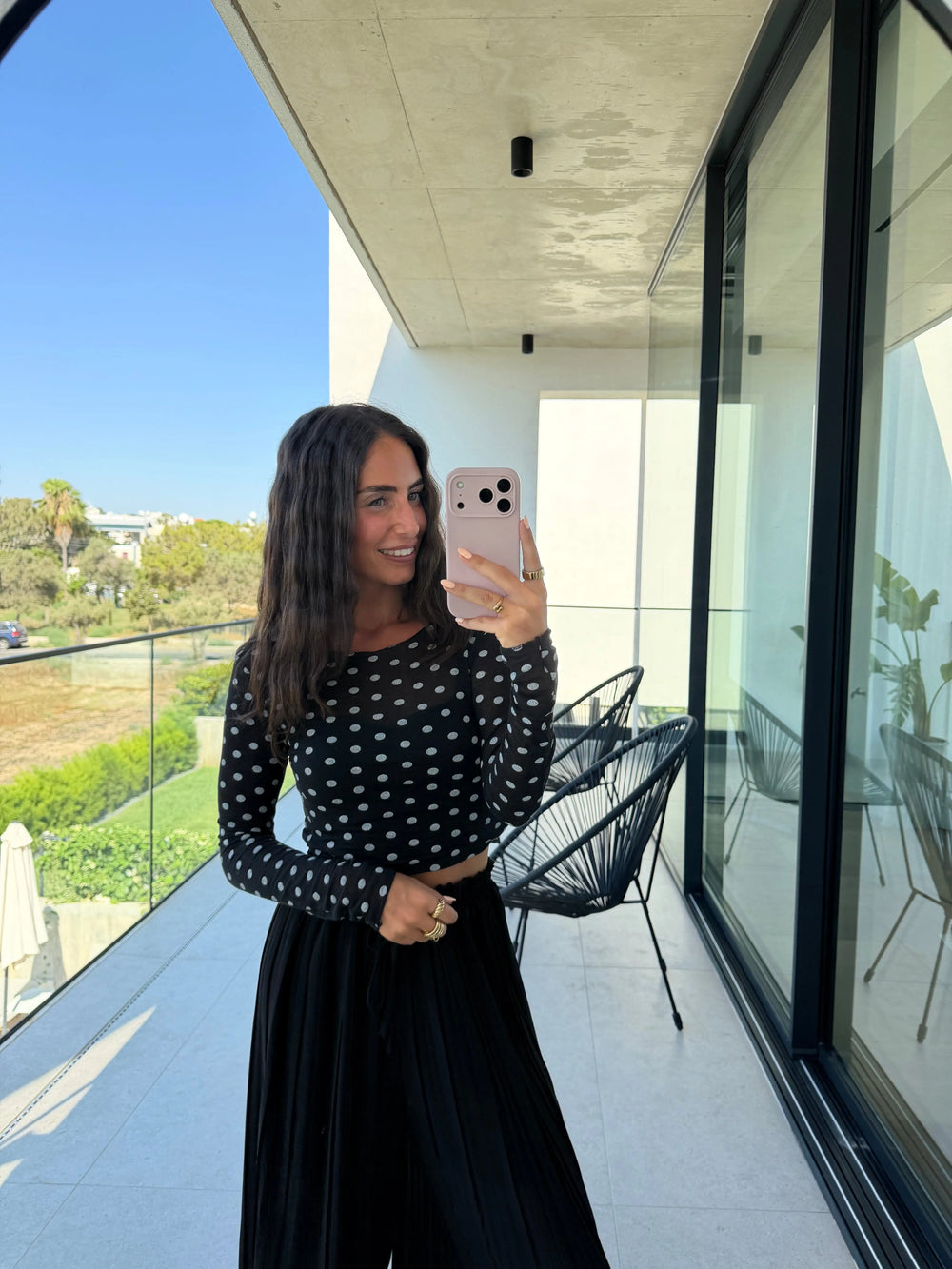 Punkte Longsleeve – Schwarz/Weiß – am Model | Lisa’s Boutique