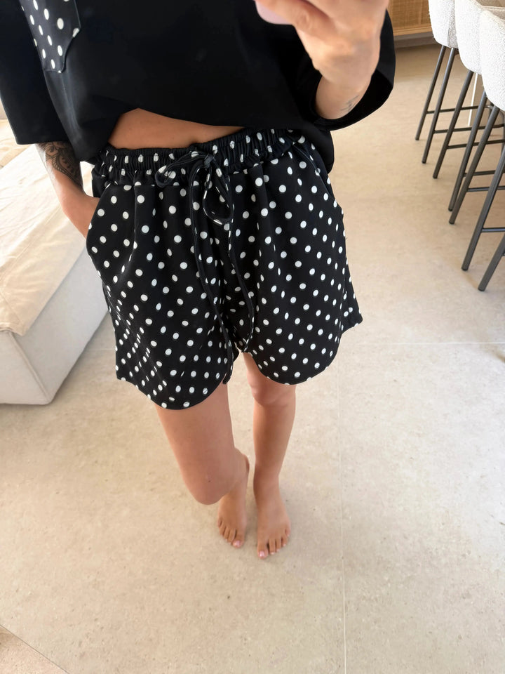Short met Stippen – Zwart – detailweergave op een model | Lisa’s Boutique