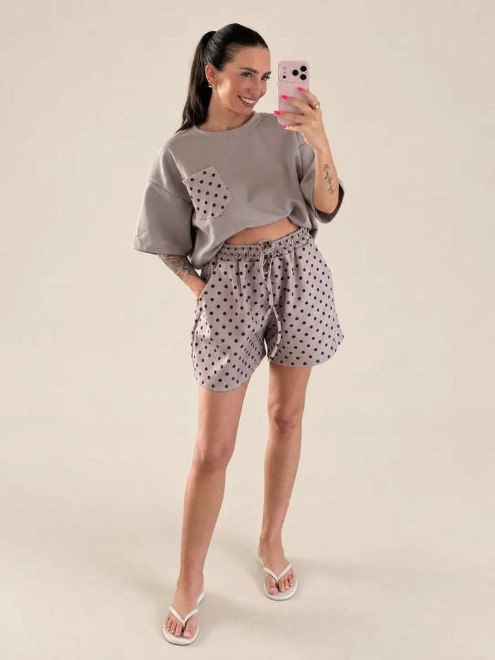 T-Shirt dames in Taupe met korte broek, gedragen in een outfit | Lisa’s Boutique