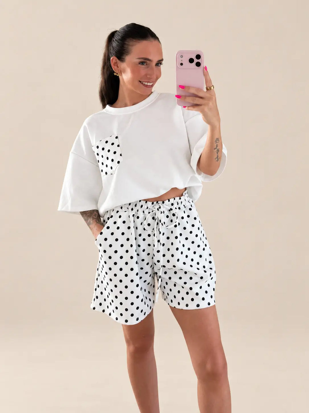Punkte Shorts Damen in Weiß mit T-Shirt im Outfit | Lisa’s Boutique