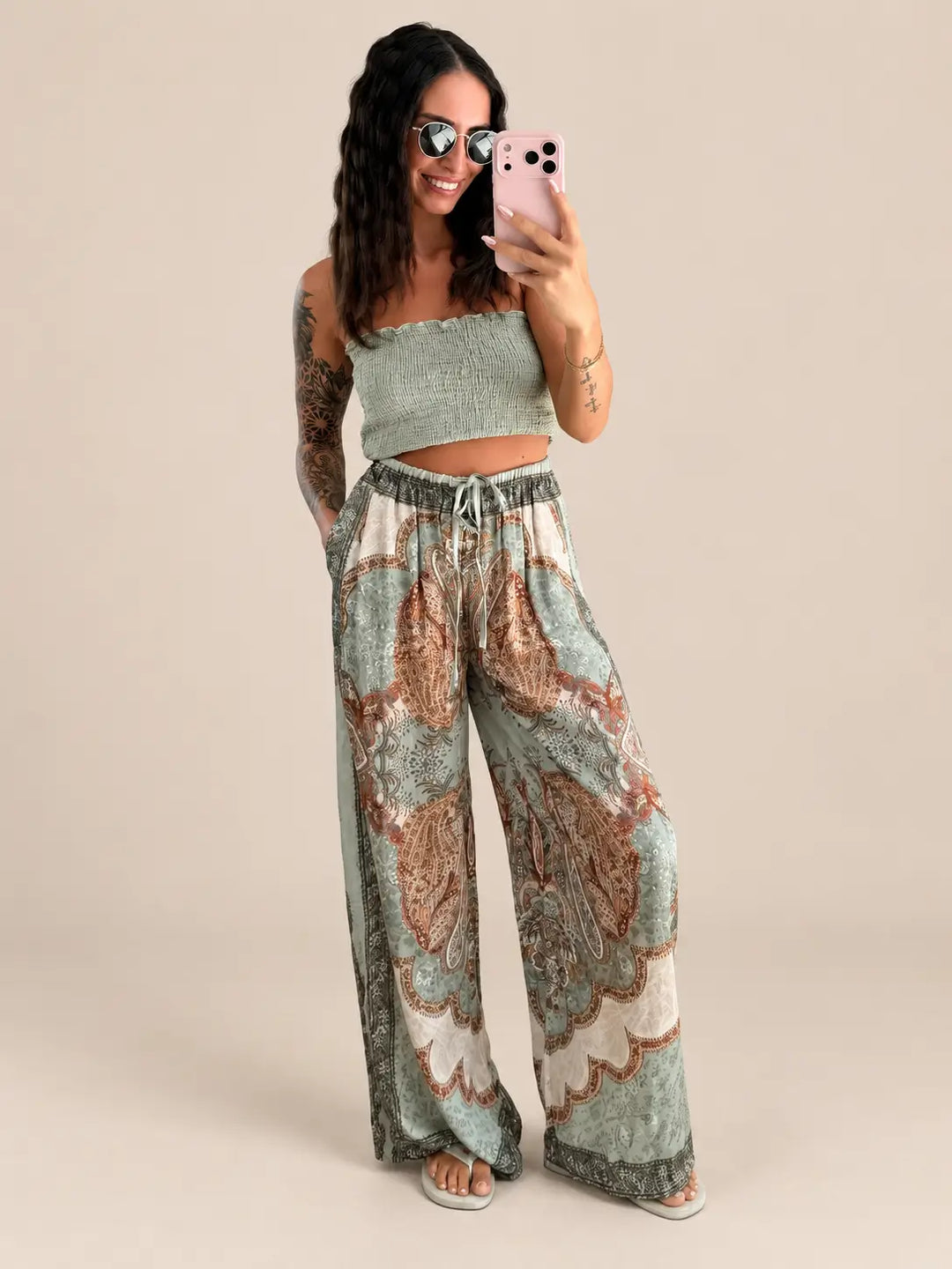 Satijnen broek dames in Khaki met paisleyprint, totaalbeeld | Lisa’s Boutique