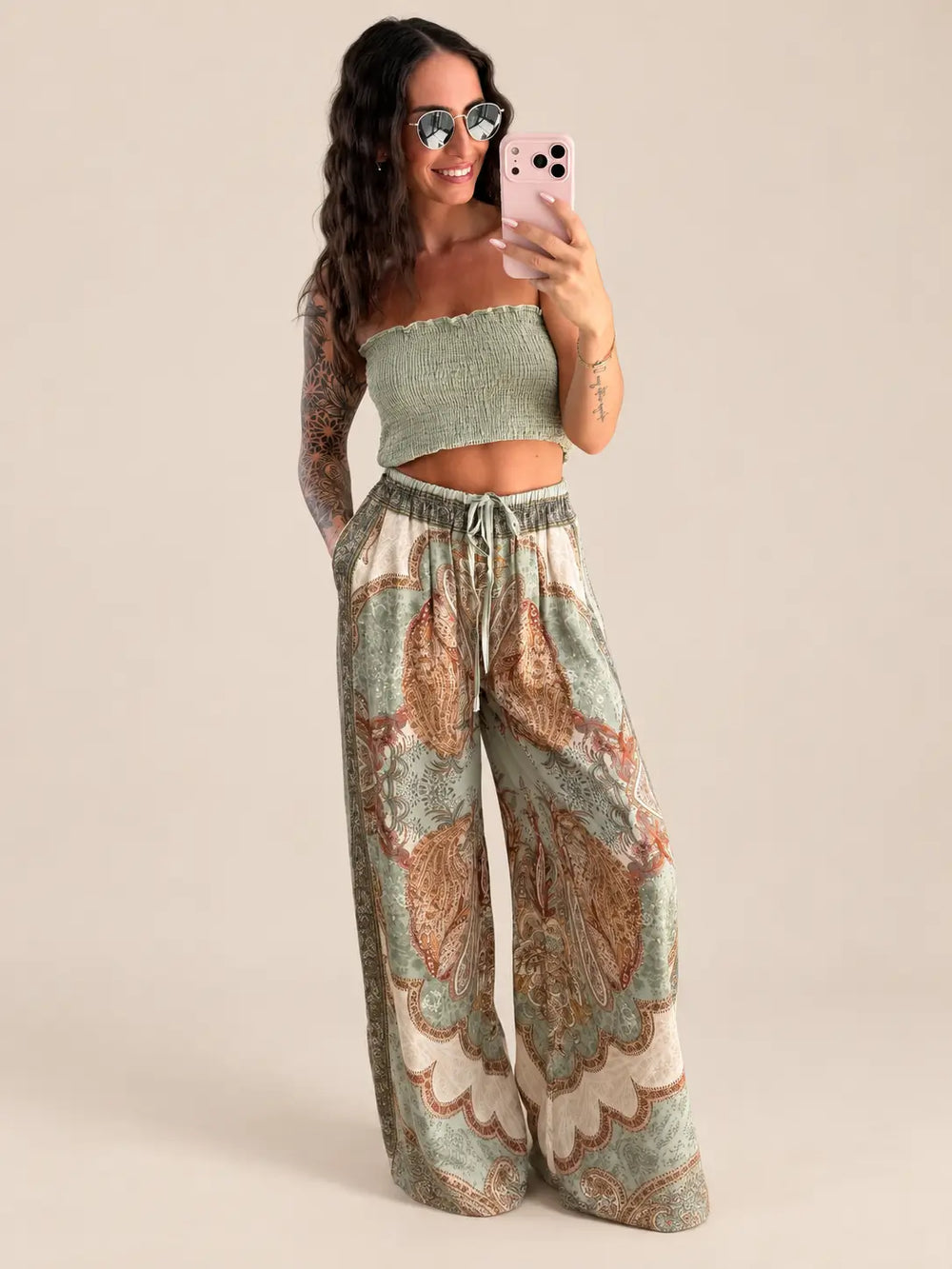 Satijnen broek dames in Khaki met paisleyprint en tube top | Lisa’s Boutique
