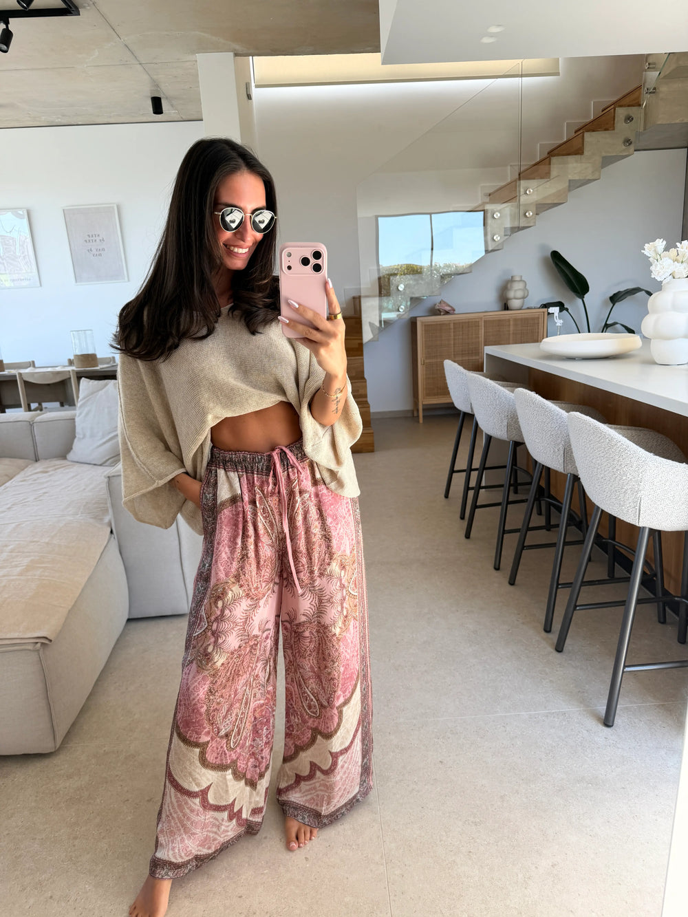 Satin Hose Damen in Rosa mit Paisleymuster und leichtem Pullover in Beige | Lisa’s Boutique