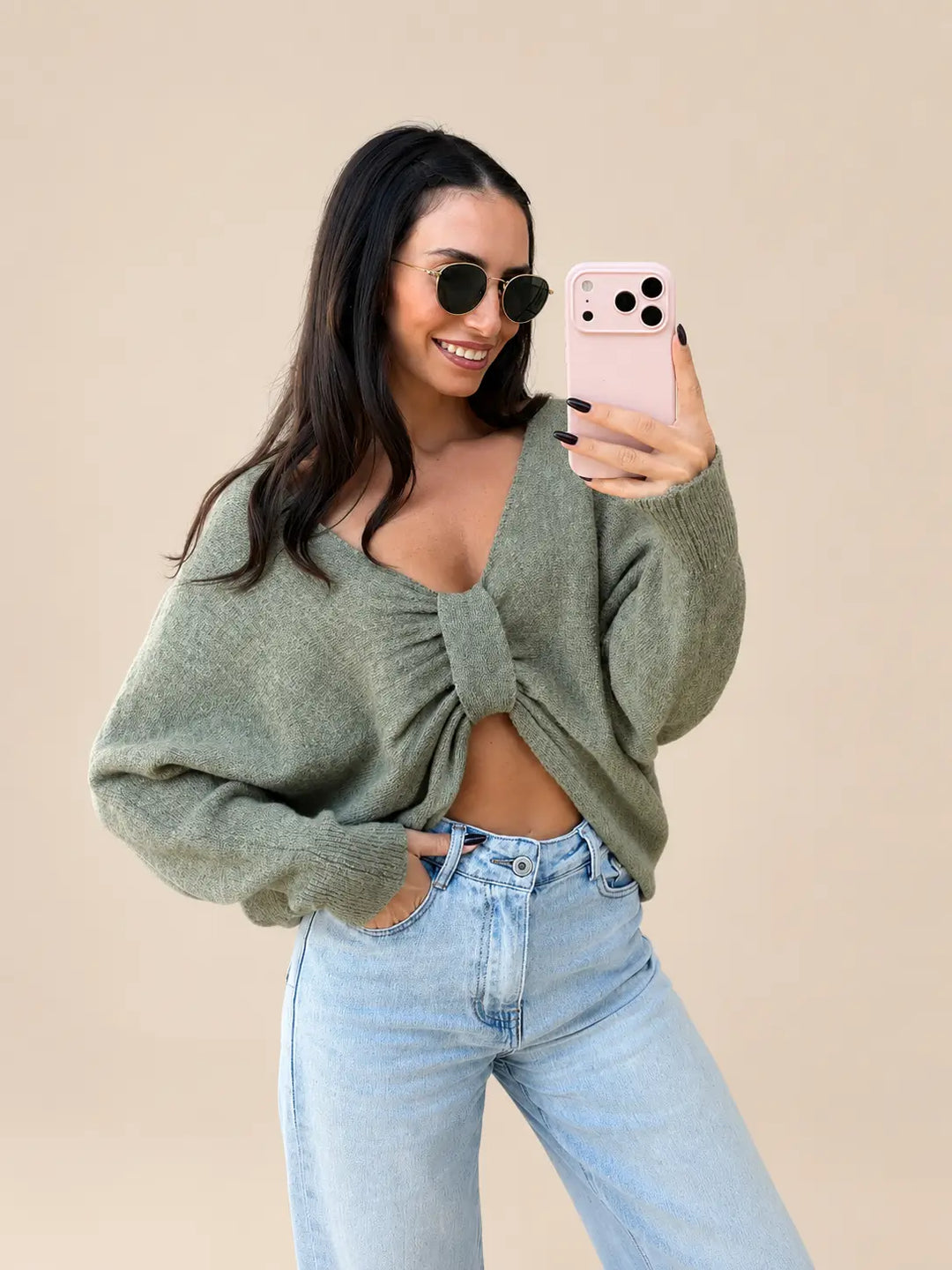 Schleifen Pullover Damen in Khaki mit Knotendetail vorne und V-Ausschnitt zu heller Jeans | Lisa’s Boutique