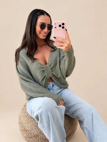 Pull à nœud femme kaki froncé, assise avec un jean wide leg clair | Lisa’s Boutique