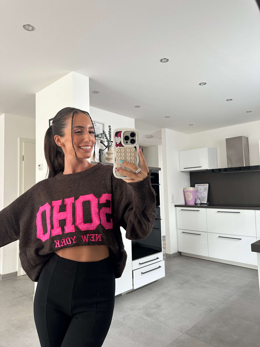 Model Lisa trägt Soho New York Sweatshirt mit pinkem Print – lisas-boutique.de