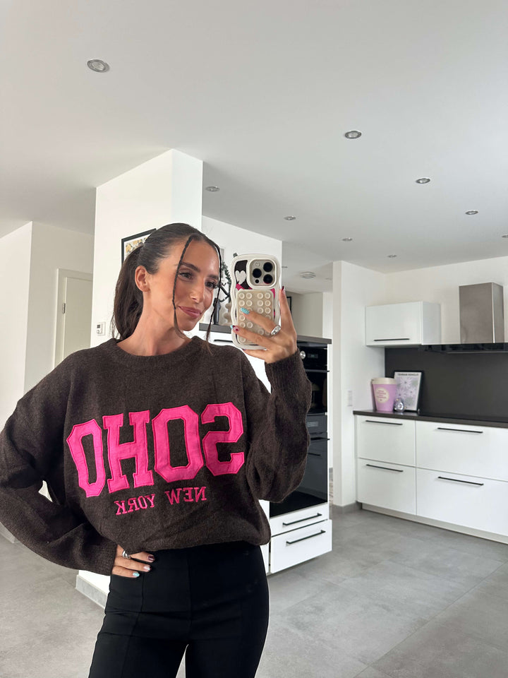 Model Lisa trägt Soho New York Sweatshirt mit pinkem Schriftzug – lisas-boutique.de