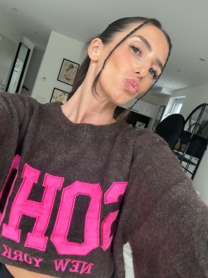 Nahaufnahme von Model Lisa im Soho New York Sweatshirt mit pinkem Print – lisas-boutique.de