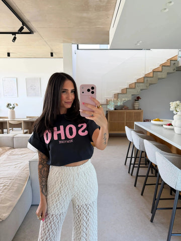 T-shirt SOHO donna in antracite, figura intera in soggiorno | Lisa’s Boutique