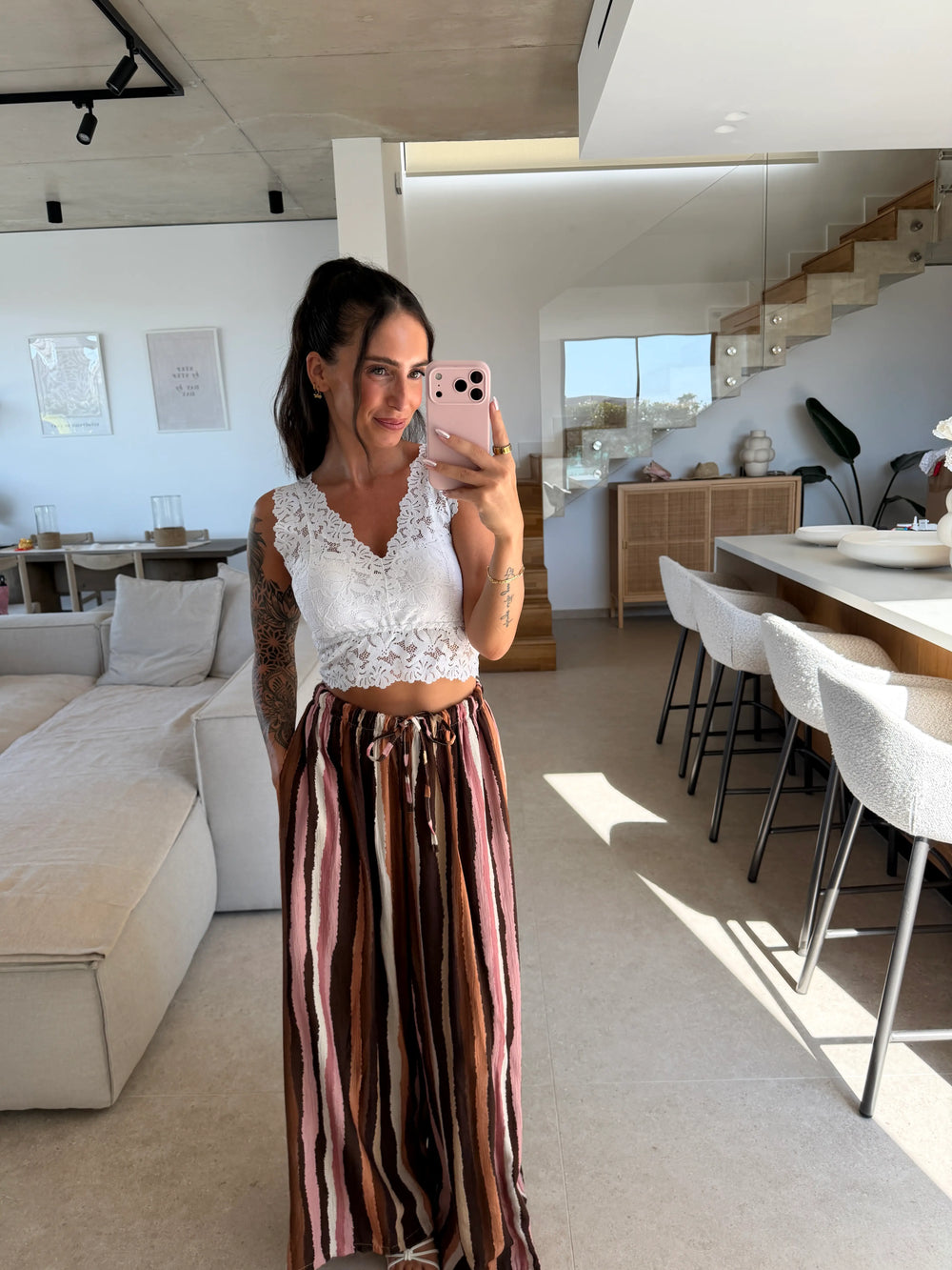Spitzen Bustier Damen in Weiß mit gestreifter Hose in Braun im Outfit | Lisa’s Boutique