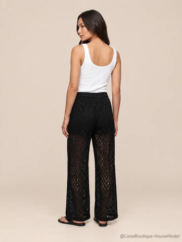 Pantalon en dentelle noire pour femme, vue de côté | Lisa’s Boutique