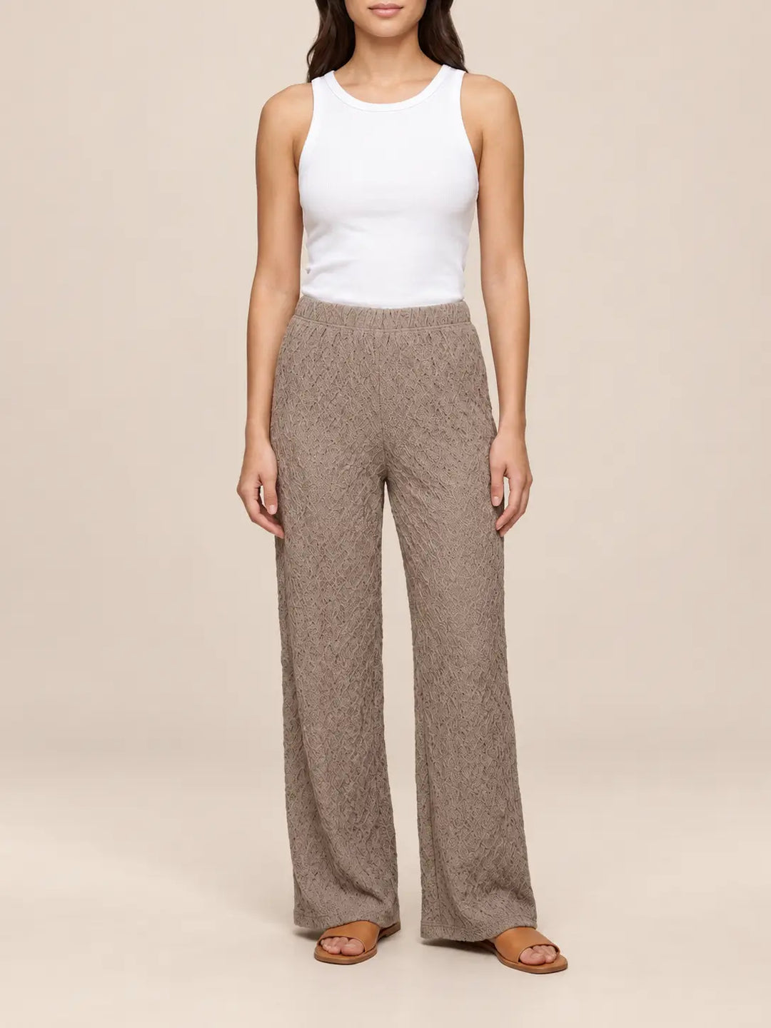 Koronkowe spodnie damskie w kolorze taupe, widok z tyłu | Lisa’s Boutique