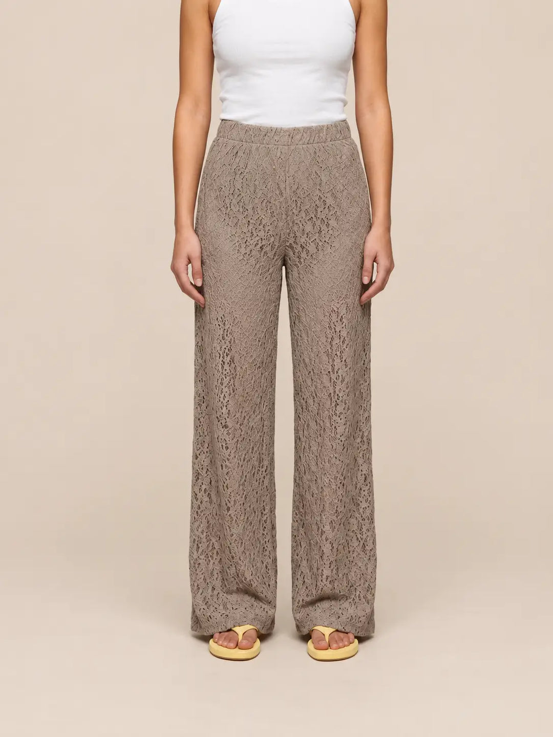 Koronkowe spodnie damskie w kolorze taupe, widok z boku | Lisa’s Boutique