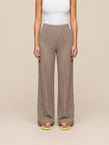 Koronkowe spodnie damskie w kolorze taupe, widok z boku | Lisa’s Boutique