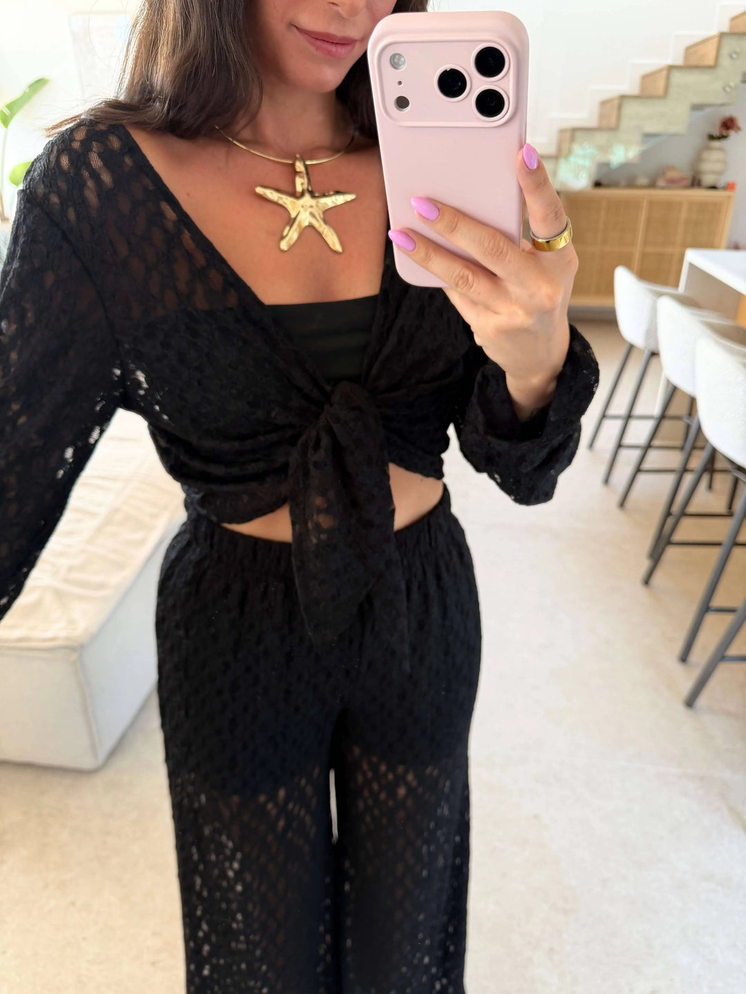 Haut en dentelle à manches longues femme noir avec nœud, gros plan sur le nœud et le décolleté | Lisa’s Boutique