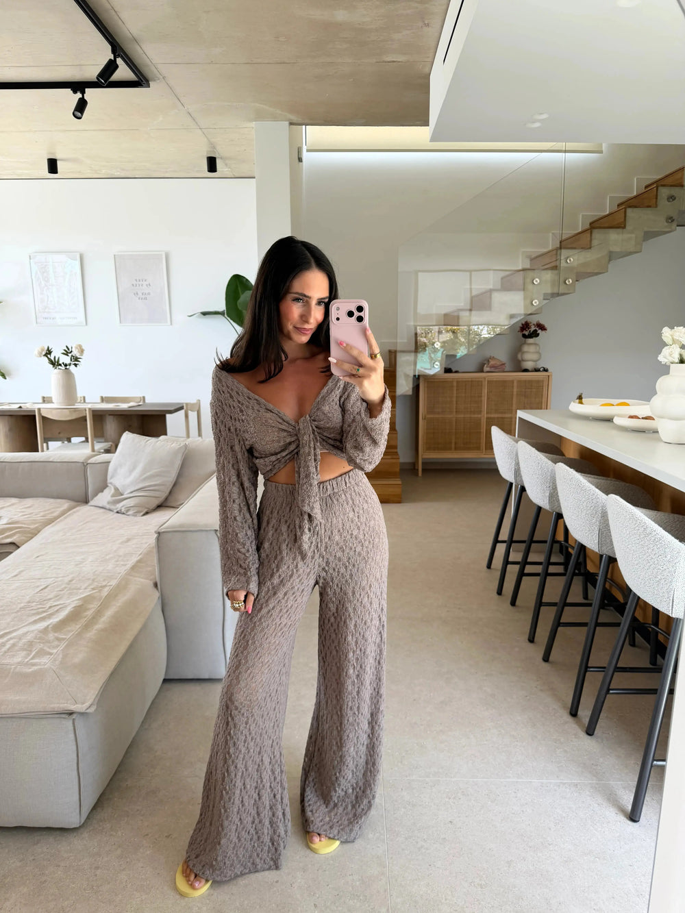Spitzen Langarmshirt mit Knoten – Taupe – am Model | Lisa’s Boutique