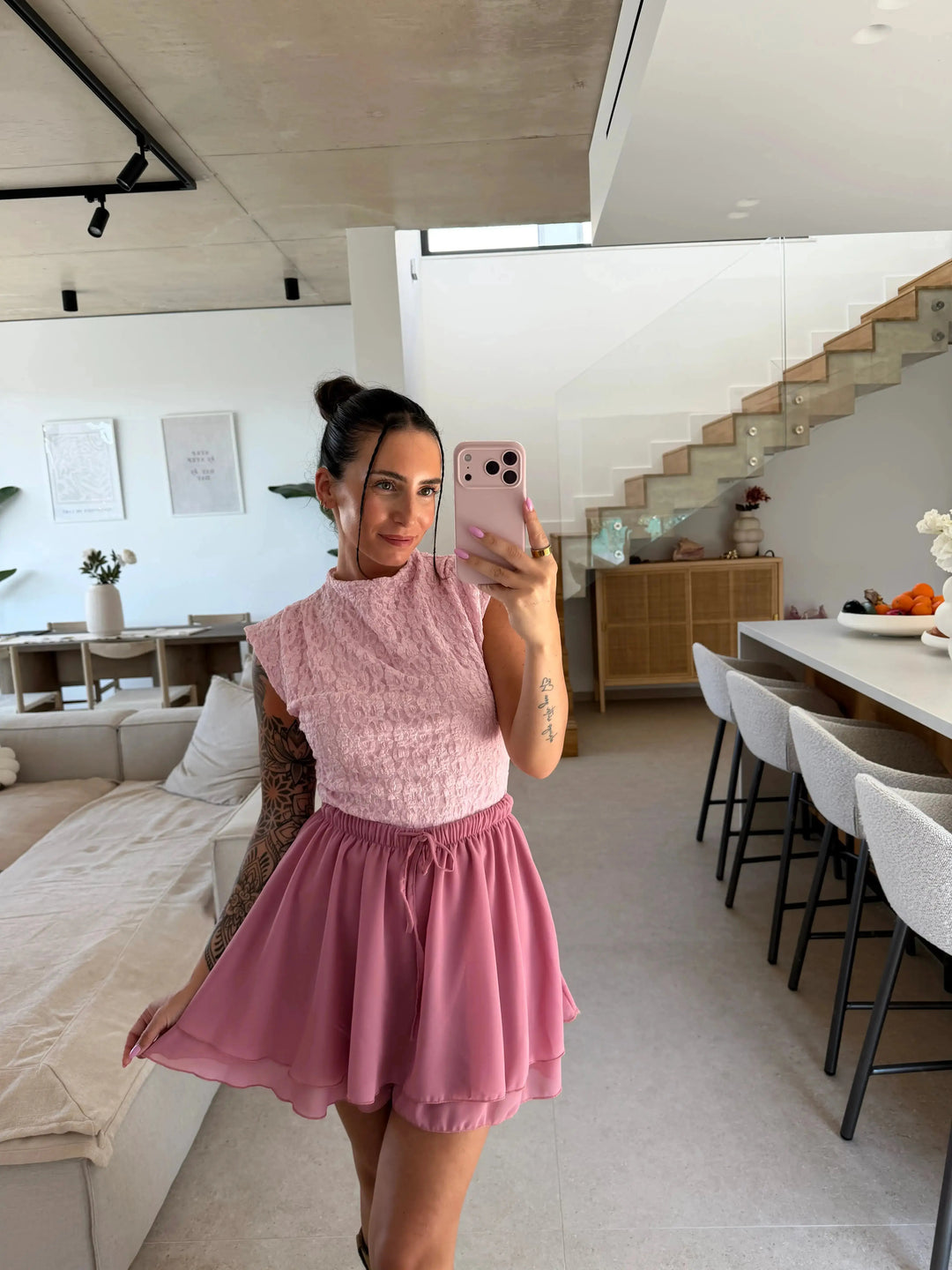 Top en dentelle rose pour femme, selfie miroir dans le salon | Lisa’s Boutique