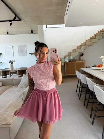 Top en dentelle rose pour femme, selfie miroir dans le salon | Lisa’s Boutique
