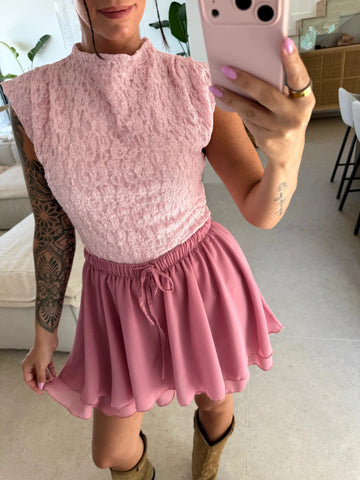 Top en dentelle rose pour femme, gros plan porté dans le salon | Lisa’s Boutique