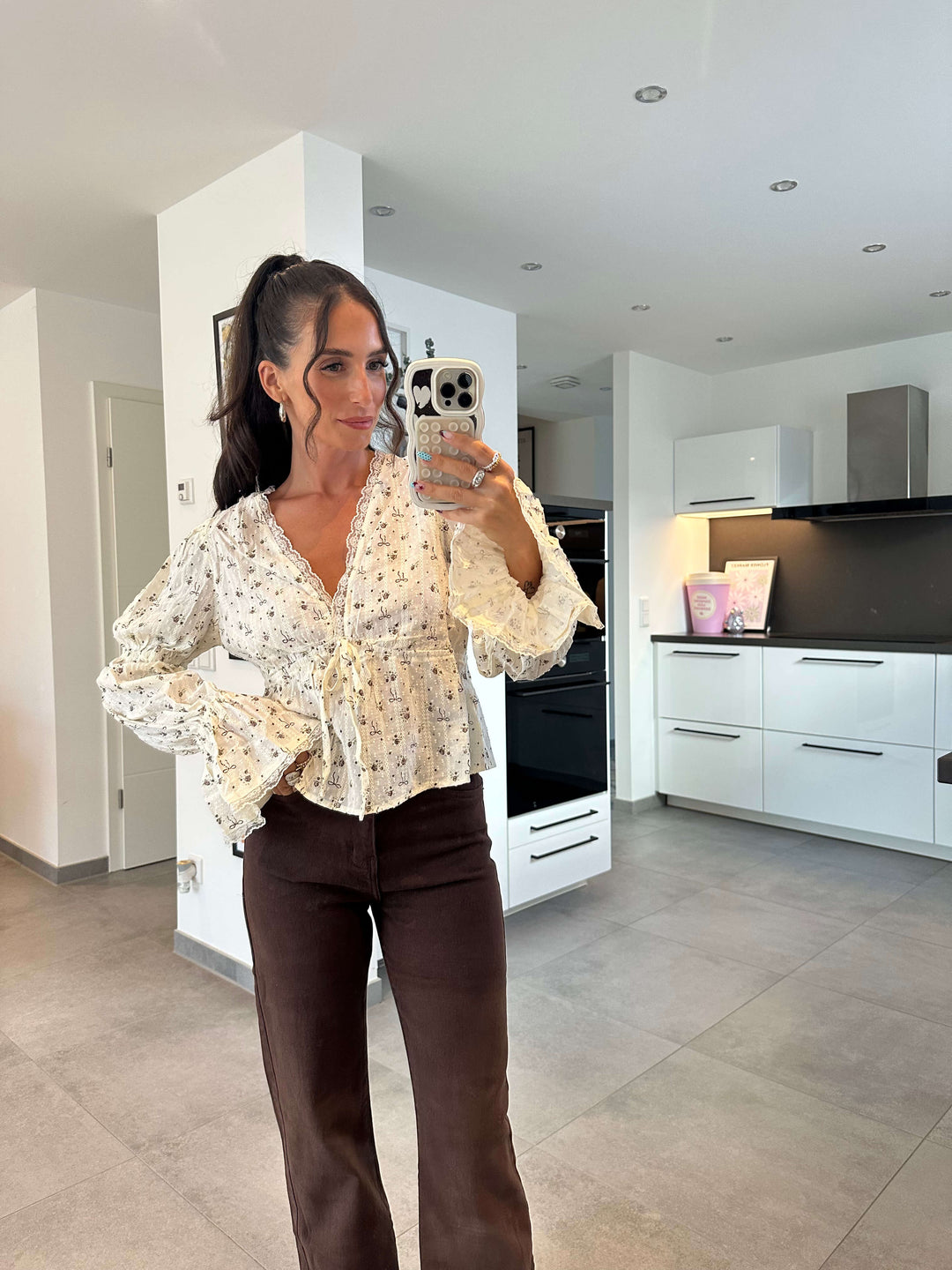 Weiße Spitzenbluse mit langen Ärmeln und V-Ausschnitt, Lisa's Boutique