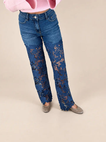 Rechte jeans dames in blauw met kanten details, achteraanzicht | Lisa’s Boutique
