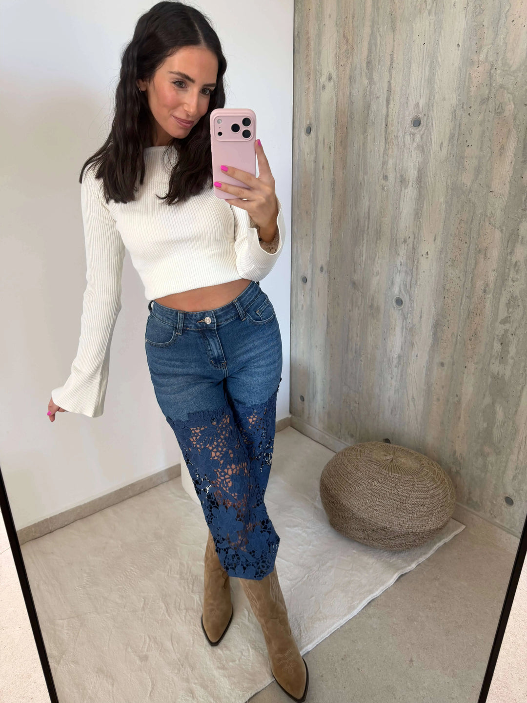 Straight jeans dames in blauw met kanten details, spiegelselfie met witte trui | Lisa’s Boutique