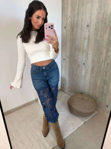 Straight jeans dames in blauw met kanten details, spiegelselfie met witte trui | Lisa’s Boutique